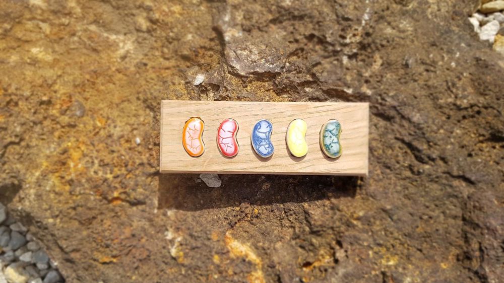 Les Haricots magiques, des fèves artisanales en céramique (collection 2023).   © C.Fourgeaud